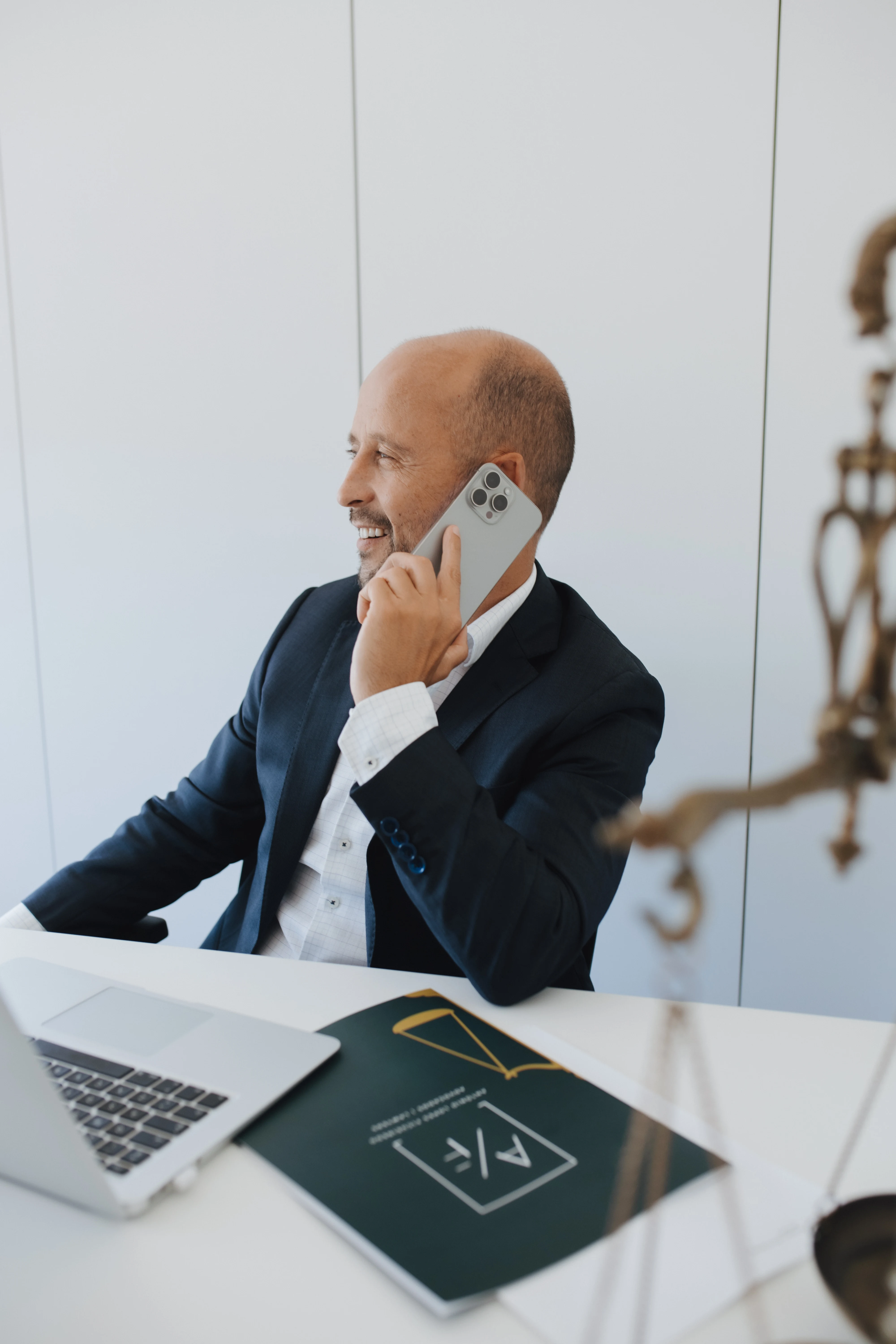 Dr. António Figueiredo em contacto telefónico com um cliente