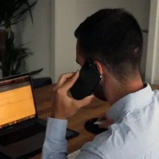 Agenda e calendário sobre uma secretária